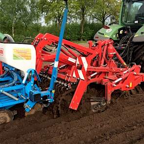 Ook bij slempgevoelige grond ziet Cox voordeel van de ruggen. ‘Het water komt als buffer tussen de ruggen te liggen waardoor de maïs niet verdrinkt.’ Hij noemt ook het voordeel van de instraling van de zon op de zijkanten van de ruggen waardoor de tempera