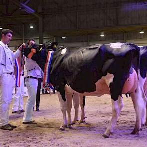 Ook het reservekampioenschap in de zwartbonte middenklasse ging naar stal Bons, met Bons-Holsteins Koba 202 (Jasper x Integrity), die voor Willem’s Hoeve Rita 670 (Cricket x Goldwyn) van De Jong uit Buren eindigde.