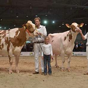 Links reservekampioene Aaltje 94, rechts kampioene Jipsing Bontje 40.