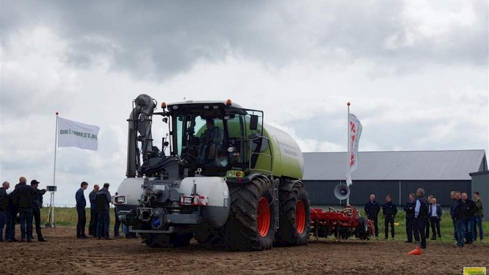 Een andere manier van drijfmest in rij toedienen is door middel van GPS RTK. Daarbij wordt eerst de mest uitgereden, waarna de inzaaimachine precies het spoor van de bemester volgt. Loonbedrijf ten Hove  uit Kamperveen (OV) demonstreerde dit met een zelfr