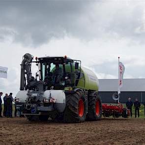 Een andere manier van drijfmest in rij toedienen is door middel van GPS RTK. Daarbij wordt eerst de mest uitgereden, waarna de inzaaimachine precies het spoor van de bemester volgt. Loonbedrijf ten Hove  uit Kamperveen (OV) demonstreerde dit met een zelfr