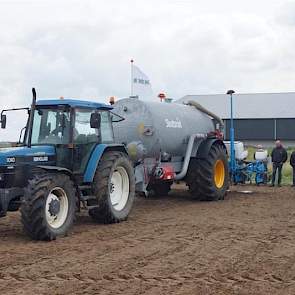 Er werden twee manieren van drijfmest in rij gedemonstreerd. Hier wordt de drijfmesttoediening en het zaaien van de maïs in één bewerking toegepast.