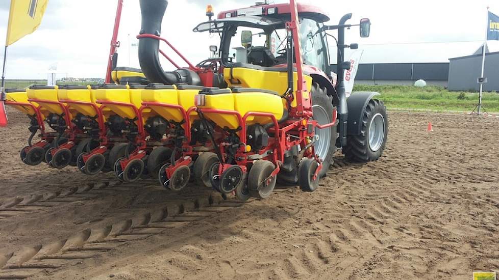 Een opvallende machine is de Väderstad Tempo. Deze zaaimachine kan bij een snelheid van 16 kilometer per uur maïs zaaien in plaats van 8 kilometer bij een gangbare maïszaaimachine.