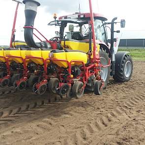 Een opvallende machine is de Väderstad Tempo. Deze zaaimachine kan bij een snelheid van 16 kilometer per uur maïs zaaien in plaats van 8 kilometer bij een gangbare maïszaaimachine.