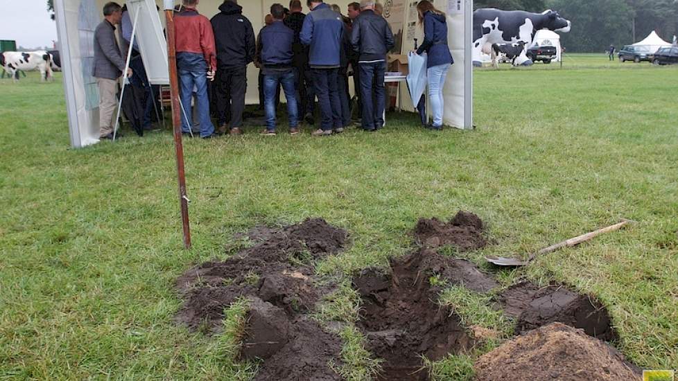 Naast het jaarlijks terugkerende demoveld van 'Melkers van Morgen' was er dit jaar speciale aandacht voor het thema Bodem. Onderwerpen als het verbeteren van de bodemkwaliteit, bemesting, waterhuishouding, bodemverdichting en beweiding kwamen aan de orde.