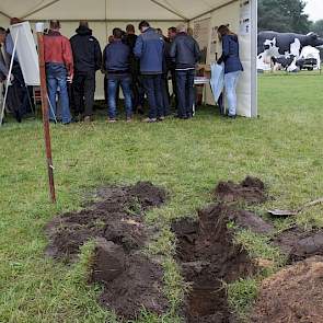 Naast het jaarlijks terugkerende demoveld van 'Melkers van Morgen' was er dit jaar speciale aandacht voor het thema Bodem. Onderwerpen als het verbeteren van de bodemkwaliteit, bemesting, waterhuishouding, bodemverdichting en beweiding kwamen aan de orde.