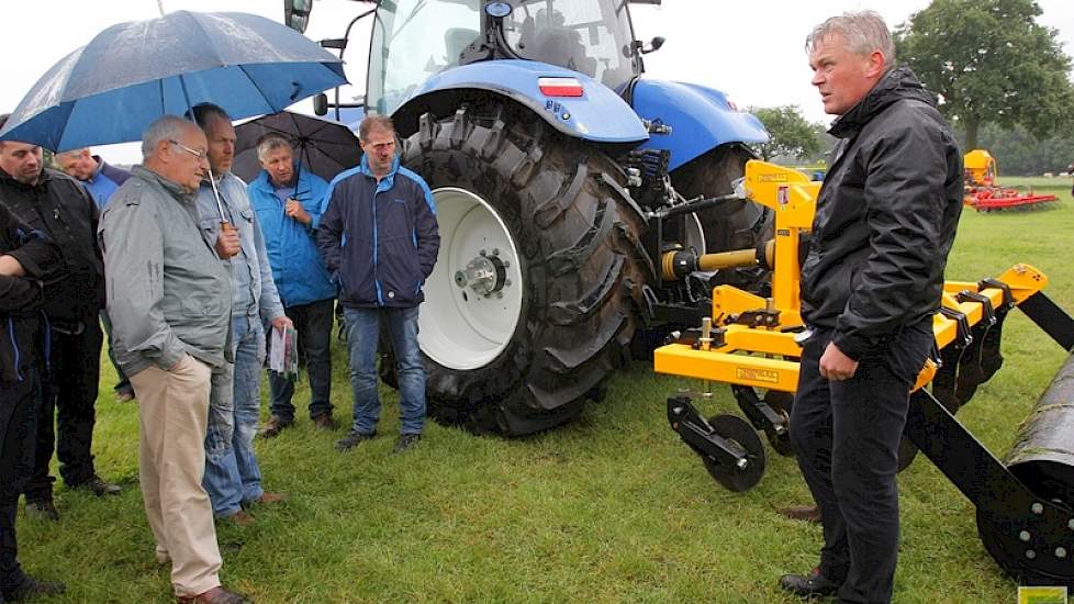 Naast diverse andere bedrijven met machines was ook mechanisatiebedrijf Twentrac uit Holten aanwezig met de ‘Shakaerator’- grasland-cultivator. Deze machine maakt gebruik van een vibratiesysteem waardoor minder vermogen nodig is dan bij een andere graslan