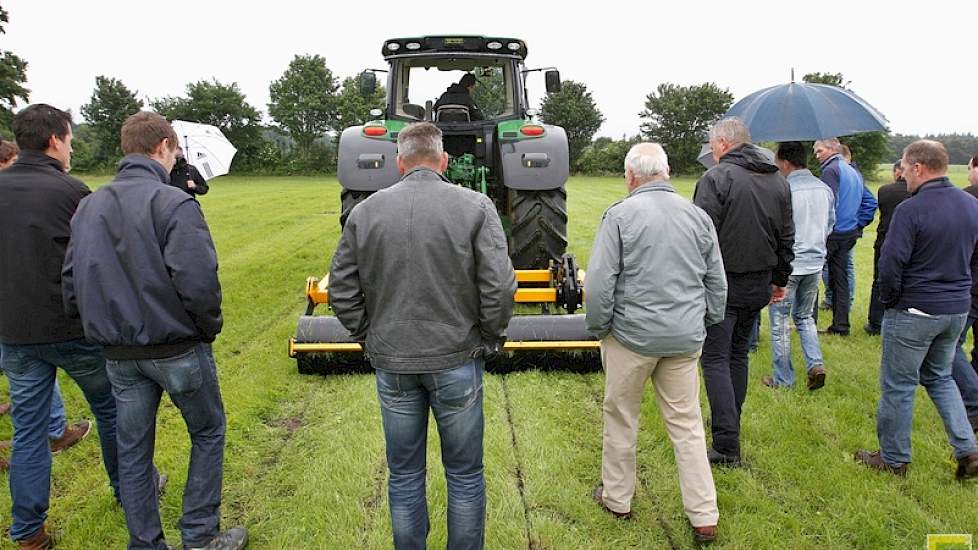 De Shakaerator in graslanduitvoering bewerkt de grond tot maximaal 350 mm diep en gaat bodemverdichting te lijf, aldus het bedrijf. ‘Het oppervlak en de wortelzone van het gras blijven in tact waardoor grasgroei en -opbrengst gemaximaliseerd worden.’