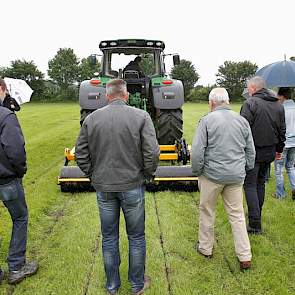 De Shakaerator in graslanduitvoering bewerkt de grond tot maximaal 350 mm diep en gaat bodemverdichting te lijf, aldus het bedrijf. ‘Het oppervlak en de wortelzone van het gras blijven in tact waardoor grasgroei en -opbrengst gemaximaliseerd worden.’