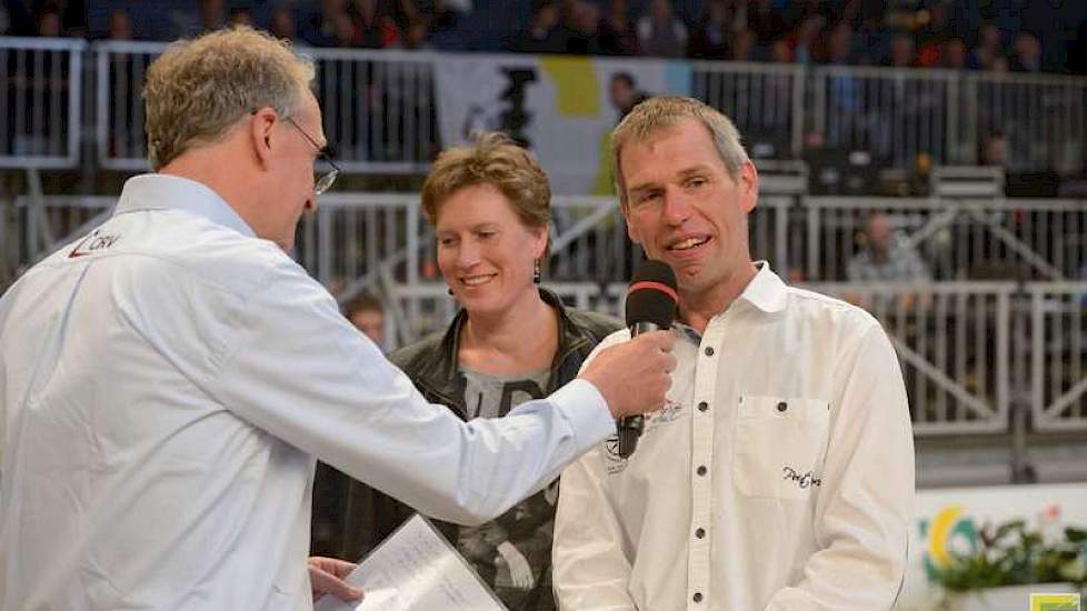 Speaker Tonnie Vissers in gesprek met de fokkers van Stellando, Peter Aalberts en zijn vrouw Jeanet Brandsma uit Giethoorn.