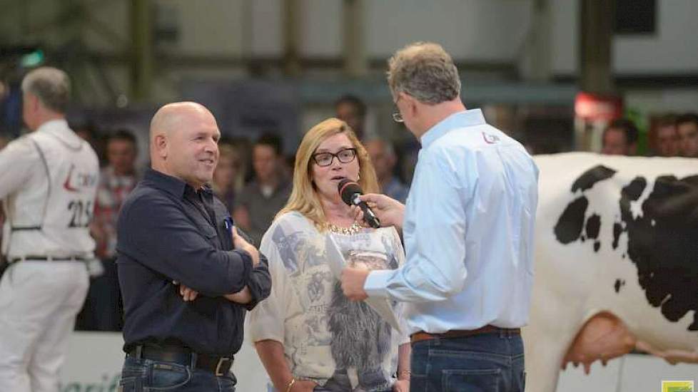 Tonnie Vissers in gesprek met Martien en Marianne Adriaans uit Someren, de fokkers van Rozello.