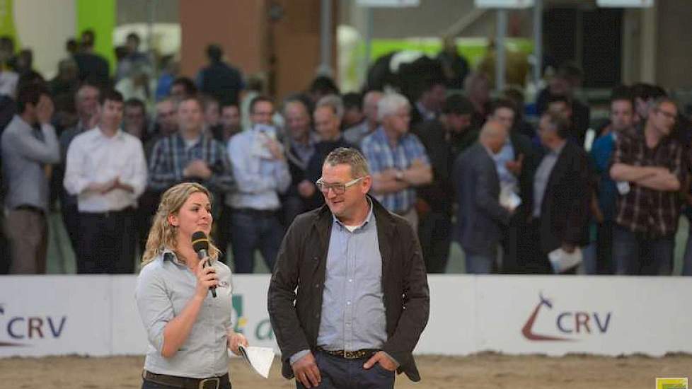 Debbie van der Veeken in gesprek met Paul Huntjens uit Noorbeek, de fokker van Camion.