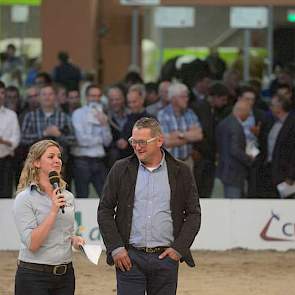 Debbie van der Veeken in gesprek met Paul Huntjens uit Noorbeek, de fokker van Camion.