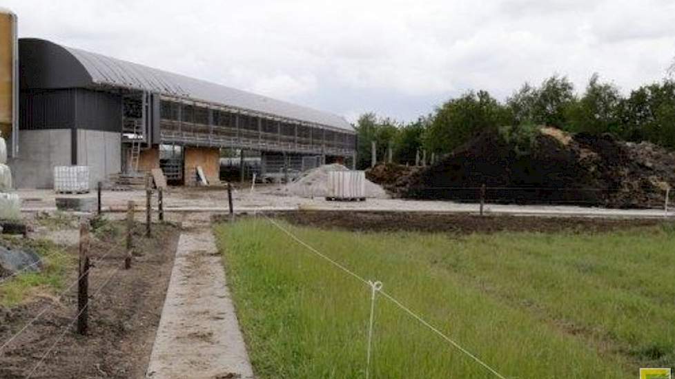 Van Telgen is groot voorstander van weidegang, daarom legde hij verschillende kavelpaden aan die voor een vlotte doorgang van de koeien moeten zorgen. Rechtsachter op de foto is een zandbult te zien. Daar wordt nog gewerkt aan een uitloop voor de koeien.