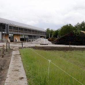 Van Telgen is groot voorstander van weidegang, daarom legde hij verschillende kavelpaden aan die voor een vlotte doorgang van de koeien moeten zorgen. Rechtsachter op de foto is een zandbult te zien. Daar wordt nog gewerkt aan een uitloop voor de koeien.