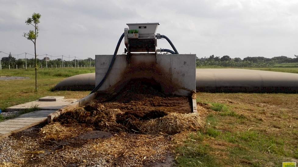 De pilotbedrijven maken gebruik van moderne mestscheiders.