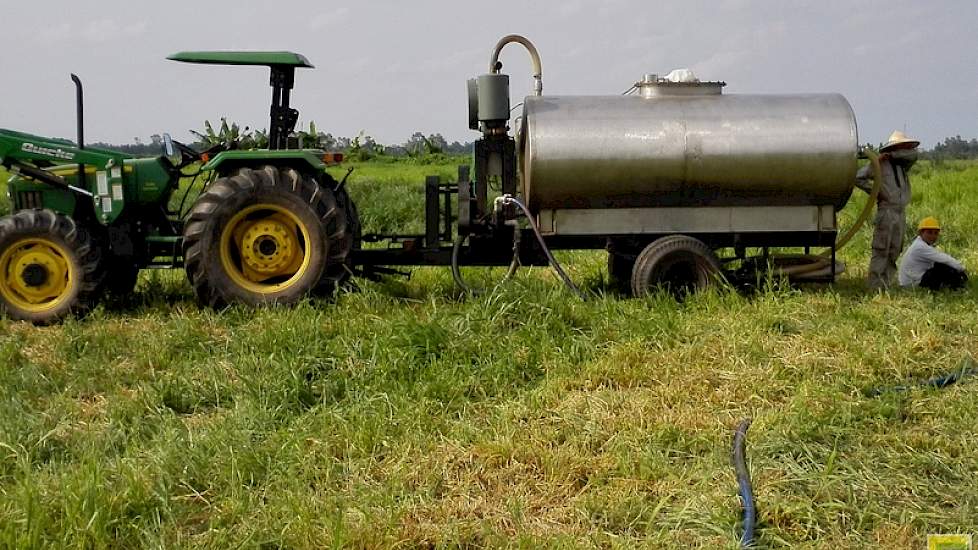 Een oude melktank is omgebouwd tot giertank. Een vacuümpomp van een oude melkmachine is voorop de giertank bevestigd. De slangen liggen in het gras, plassen mest stromen zo over het land. Wijers gaf het voorbeeld van de vroegere giertanks in Nederland, wa