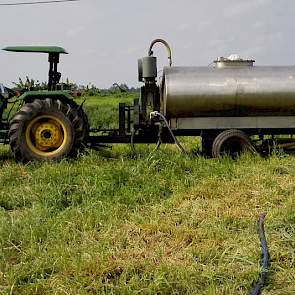 Een oude melktank is omgebouwd tot giertank. Een vacuümpomp van een oude melkmachine is voorop de giertank bevestigd. De slangen liggen in het gras, plassen mest stromen zo over het land. Wijers gaf het voorbeeld van de vroegere giertanks in Nederland, wa