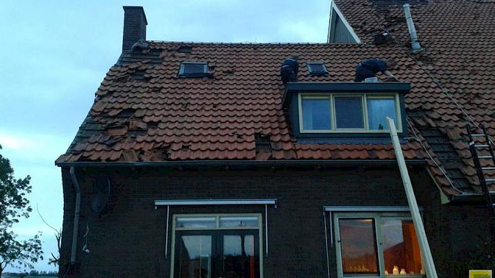 Direct na de storm wordt het dak van het woonhuis dichtgemaakt.