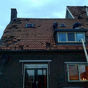 Direct na de storm wordt het dak van het woonhuis dichtgemaakt.