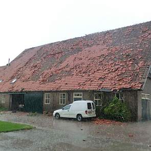 Ook aan de andere kant van de schuur zijn behoorlijk wat dakpannen van hun plek of van het dak afgewaaid.