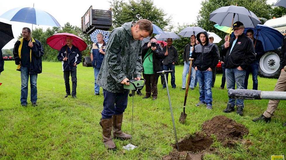 Matheijs Pleijter, bodemonderzoeker bij Wageningen UR, kijkt met behulp van een penetrograaf naar de indringingsweerstand van de bodem. Hoe groter weerstand is hoe compacter de bodem en aan de hand daarvan laat het apparaat zien of er verdichting is.