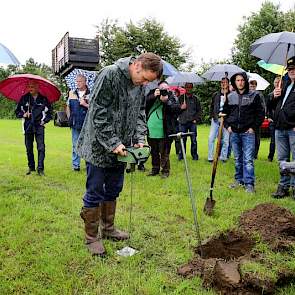 Matheijs Pleijter, bodemonderzoeker bij Wageningen UR, kijkt met behulp van een penetrograaf naar de indringingsweerstand van de bodem. Hoe groter weerstand is hoe compacter de bodem en aan de hand daarvan laat het apparaat zien of er verdichting is.