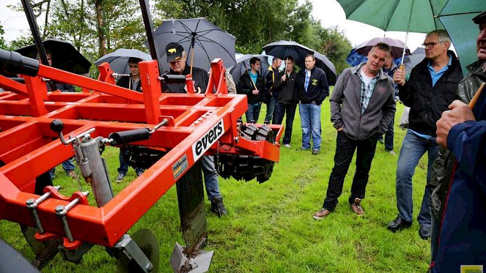 Evers is al jaren actief in grondbewerking op bouwland, en sinds 10 jaar ook in grondbewerking op grasland. Deze graslandwoeler is gebouwd om storende lagen tussen 20 en 40 centimeter aan te pakken.