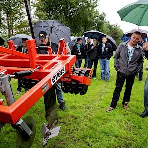 Evers is al jaren actief in grondbewerking op bouwland, en sinds 10 jaar ook in grondbewerking op grasland. Deze graslandwoeler is gebouwd om storende lagen tussen 20 en 40 centimeter aan te pakken.