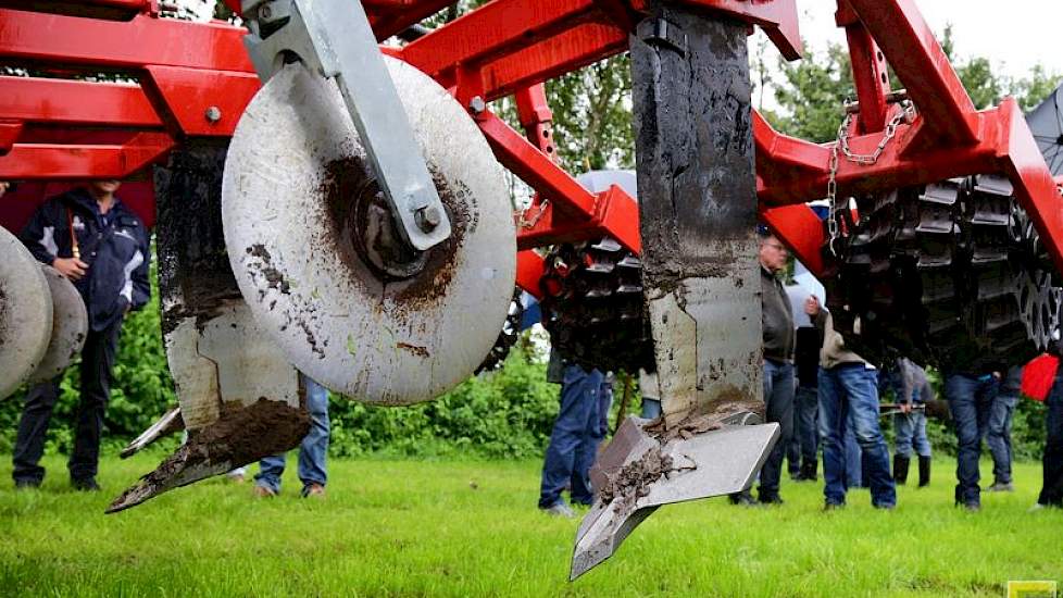 De snijschijf voorop snijdt door de bovenlaag heen. Een veer zorgt ervoor dat de schijf voldoende druk houdt om door de zode te snijden. De beitel erachter doet de uiteindelijke grondbewerking. De breedte van de beitel is verstelbaar van 6 tot 25 centimet