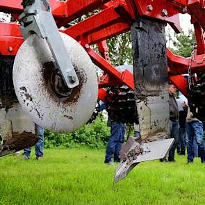 De snijschijf voorop snijdt door de bovenlaag heen. Een veer zorgt ervoor dat de schijf voldoende druk houdt om door de zode te snijden. De beitel erachter doet de uiteindelijke grondbewerking. De breedte van de beitel is verstelbaar van 6 tot 25 centimet