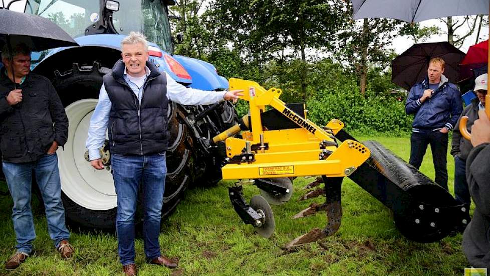 Door de ganzenvoet aan het eind van de tand, in combinatie met de trillende werking, ontstaat er een soort golfbeweging in de grond, zodat de verdichtingslagen goed worden gebroken, vertelt Pool.