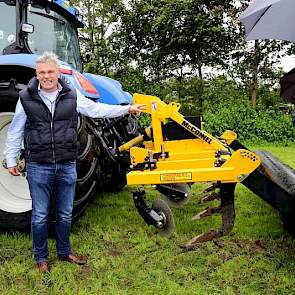 Door de ganzenvoet aan het eind van de tand, in combinatie met de trillende werking, ontstaat er een soort golfbeweging in de grond, zodat de verdichtingslagen goed worden gebroken, vertelt Pool.