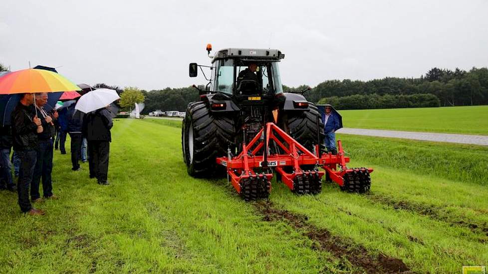 De woelpoten staan standaard 90 centimeter uit elkaar. De twee buitentanden staan daarmee op 180 centimeter afstand, „precies het rijspoor van de meeste trekkers”, zo vertelt Van de Boom.