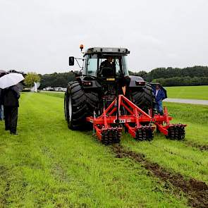 De woelpoten staan standaard 90 centimeter uit elkaar. De twee buitentanden staan daarmee op 180 centimeter afstand, „precies het rijspoor van de meeste trekkers”, zo vertelt Van de Boom.