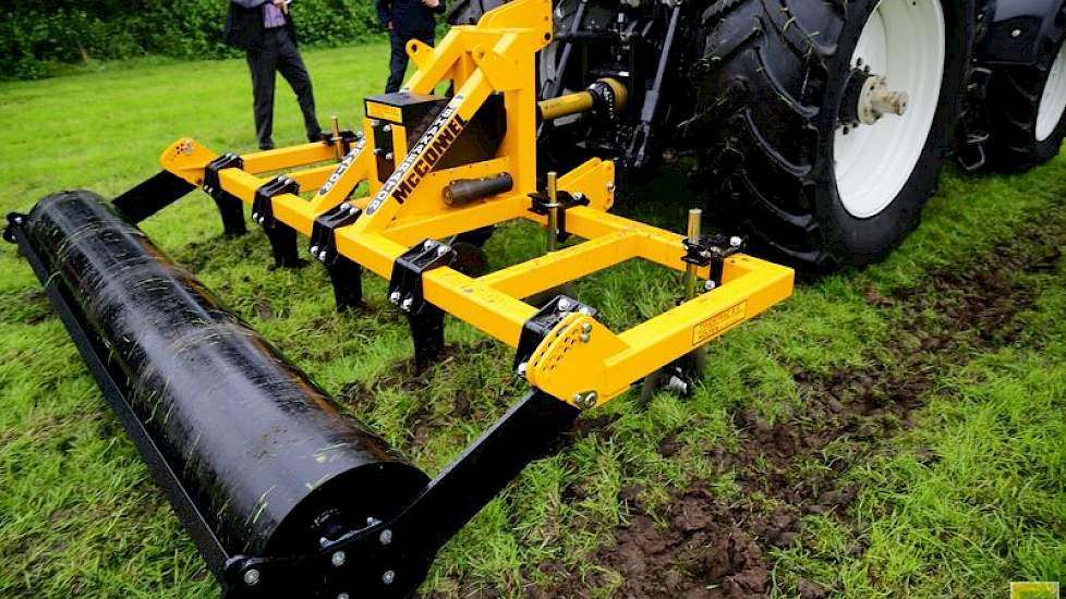 Pool Agri demonstreerde de McConnel Shakaerator. Het unieke aan deze machine is dat hij vibreert. Hendrik Pool legt uit dat dit trekkracht en daarmee vermogen scheelt. „Vergelijk het met een elektrisch broodmes bij de bakker. Die trilt ook, waardoor hij h