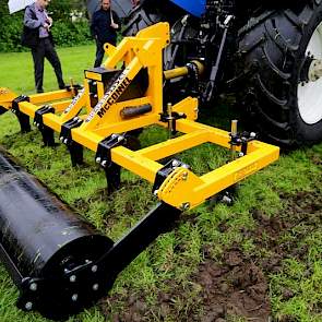 Pool Agri demonstreerde de McConnel Shakaerator. Het unieke aan deze machine is dat hij vibreert. Hendrik Pool legt uit dat dit trekkracht en daarmee vermogen scheelt. „Vergelijk het met een elektrisch broodmes bij de bakker. Die trilt ook, waardoor hij h