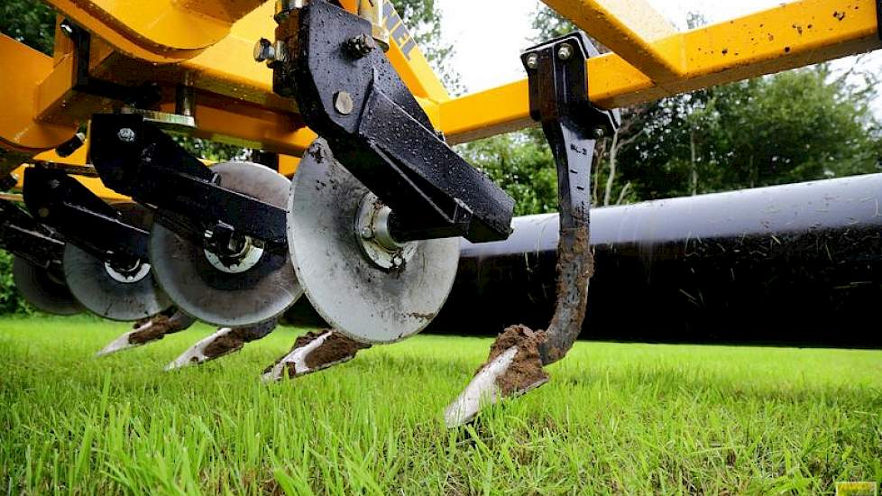 De machine werkt tot een diepte van 35 centimeter. Volgens Pool zit de ploegzool meestal tussen de 20 en 30 centimeter. De tand is bijna 90 graden gebogen. „Zo pak je ook de verdichtingslagen op 10 centimeter, bijvoorbeeld door vertrapping, goed”, stelt P