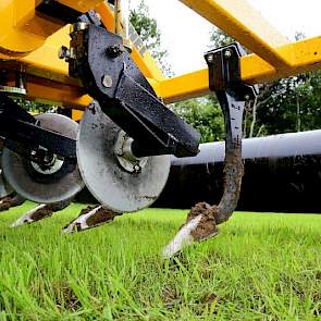 De machine werkt tot een diepte van 35 centimeter. Volgens Pool zit de ploegzool meestal tussen de 20 en 30 centimeter. De tand is bijna 90 graden gebogen. „Zo pak je ook de verdichtingslagen op 10 centimeter, bijvoorbeeld door vertrapping, goed”, stelt P