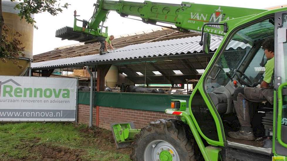 Op onderste twee rijen komen nieuwe asbestvrije vijzelcement golfplaten.