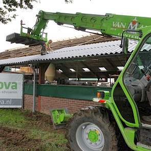 Op onderste twee rijen komen nieuwe asbestvrije vijzelcement golfplaten.