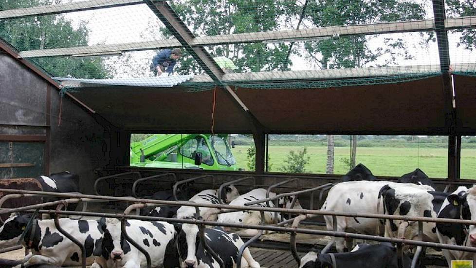 Op onderste twee rijen komen nieuwe asbestvrije vijzelcement golfplaten.