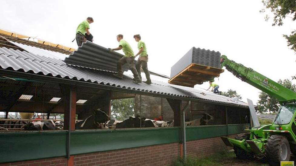 Medewerkers van agrarisch renovatiebedrijf Rennova vervingen deze week asbestvrije golfplaten en pvc-lichtplaten door een lichtdoorlatend en warmtewerend polycarbonaat dakbedekking bij melkveehouder Ronald Diepman in Zwolle (OV).