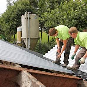 Medewerkers van agrarisch renovatiebedrijf Rennova vervingen deze week asbestvrije golfplaten en pvc-lichtplaten door een lichtdoorlatend en warmtewerend polycarbonaat dakbedekking bij melkveehouder Ronald Diepman in Zwolle (OV).