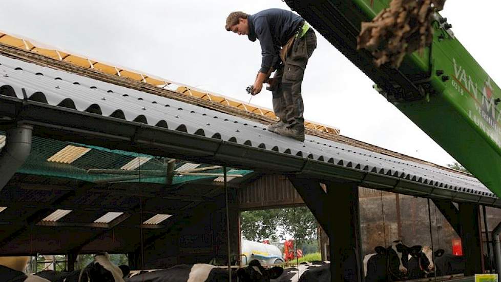 Op onderste twee rijen komen nieuwe asbestvrije vijzelcement golfplaten.