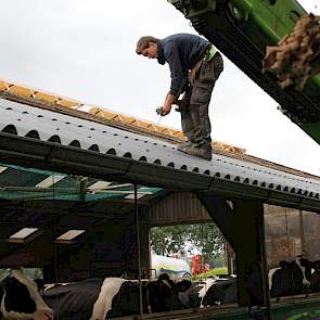 Op onderste twee rijen komen nieuwe asbestvrije vijzelcement golfplaten.