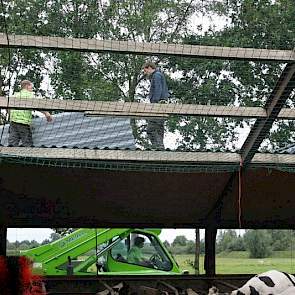 In totaal wordt 1.240 vierkante meter van het versleten dak van de ligboxenstal vervangen door 930 vierkante meter lichtplaten en 310 asbestvrij golfplaten langs de zij- en onderkant.