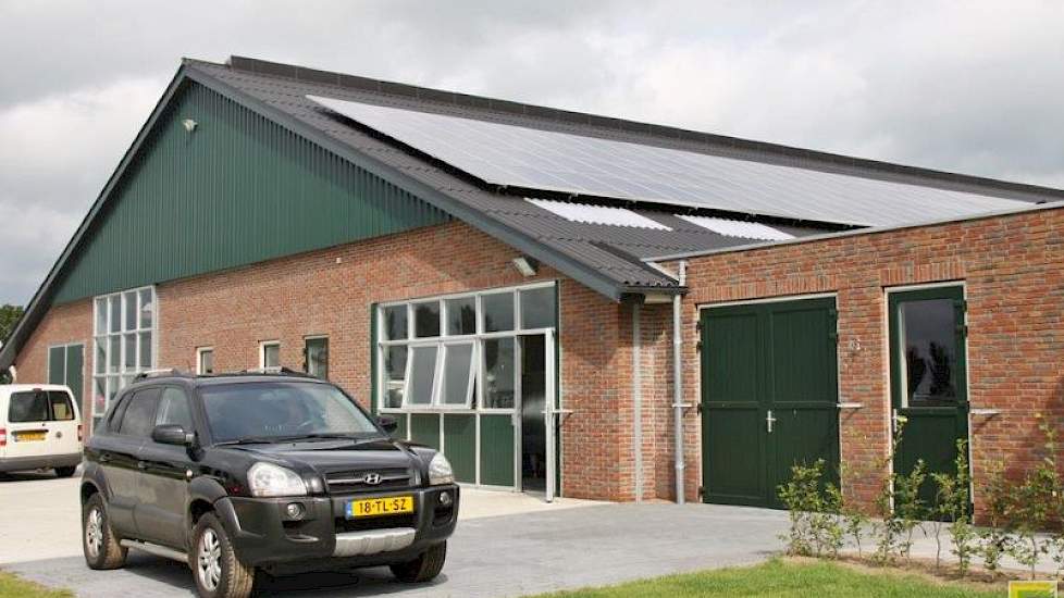 De nieuwe ligboxenstal waarin ook het jongvee past, is voorzien van energiezuinige led-verlichting en een emissiearme vloer van Berkel-beton. Op het dak liggen 240 zonnepanelen.