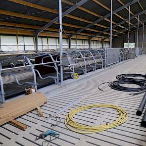 Waar eerst nog de kuilplaten lagen wordt nu gewerkt aan een nieuwe stal voor het jongvee ouder dan een half jaar. Aan ieder detail is gedacht, de boxen zijn voorzien van een rubbermat met voldoende grip, de verlichting werkt op daglichtsensoren en de loop