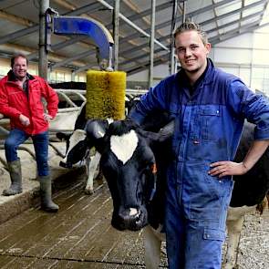 Het bedrijf in Eelde bestaat onder meer uit; een stal met ruimte voor 240 melkkoeien, 4 Delaval robots, stal voor het jongvee ouder dan een half jaar, stal voor jongvee jonger dan een half jaar, machine schuur en 219 hectare grond.  Zaterdag 3 oktober is